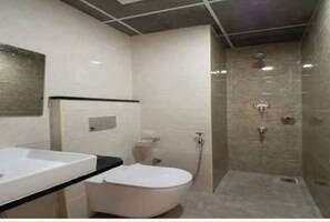 Bathroom - Hotel golden way  (Vijayawada)