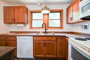 Fridge, microwave, oven, stovetop - Clean and spacioius flat in great location near Epic and downtown Verona! (Verona)