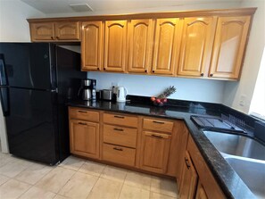 Cafetera y tetera, refrigerador, microondas y horno 