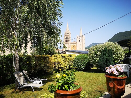 A 5mm du centre ville dans un écrin de verdure.