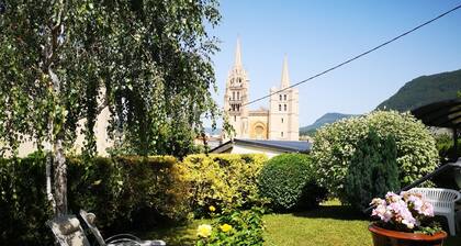 A 5mm du centre ville dans un écrin de verdure.