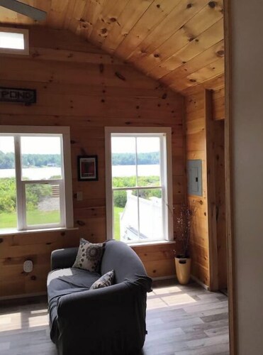 Lakefront Cottage on beautiful Miles Pond w/dock.