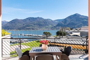 Outdoor dining - magnificent apartment with terrace overlooking the lake (Lovere)