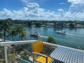 Outdoor dining - Incredible 180 Views! Steps to Beach! Upgraded Modern Studio w/Large Kitchen (Miami Beach)