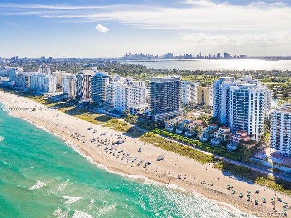 Beach - Incredible 180 Views! Steps to Beach! Upgraded Modern Studio w/Large Kitchen (Miami Beach)