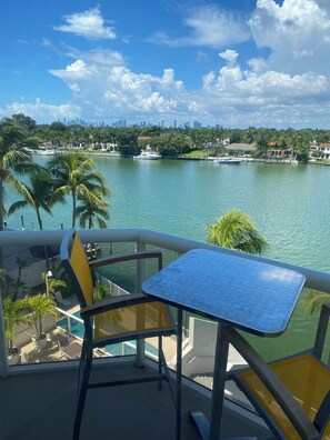 Outdoor dining - Incredible 180 Views! Steps to Beach! Upgraded Modern Studio w/Large Kitchen (Miami Beach)