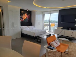 1 bedroom, WiFi - Incredible 180 Views! Steps to Beach! Upgraded Modern Studio w/Large Kitchen (Miami Beach)