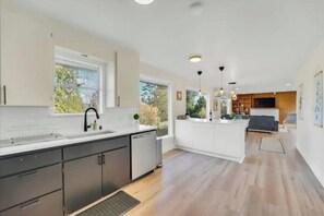 Fridge, microwave, oven, stovetop - Stunning 3 BR Seattle Lake View House with AC & Heat (Seattle)
