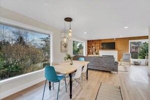 Interior - Stunning 3 BR Seattle Lake View House with AC & Heat (Seattle)