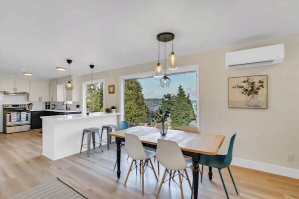 Dining - Seattle Lake View 6 BR House w/ AC & Heat (Seattle)