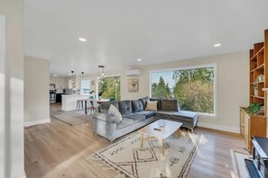 Smart TV, fireplace, books - Seattle Lake View 6 BR House w/ AC & Heat (Seattle)