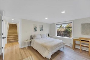 6 bedrooms, desk, iron/ironing board, travel crib - Seattle Lake View 6 BR House w/ AC & Heat (Seattle)