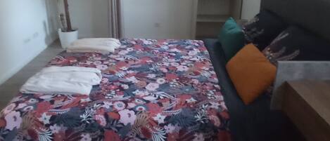 2 bedrooms, iron/ironing board, WiFi (free), bed sheets
