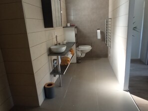 A modern bathroom with a white sink, toilet, and towel rack. - Maison Spacieuse Dans Quartier Calme ET Agreable (Salon-de-Provence)