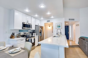 Refrigerador, microondas, horno, placa de cocina