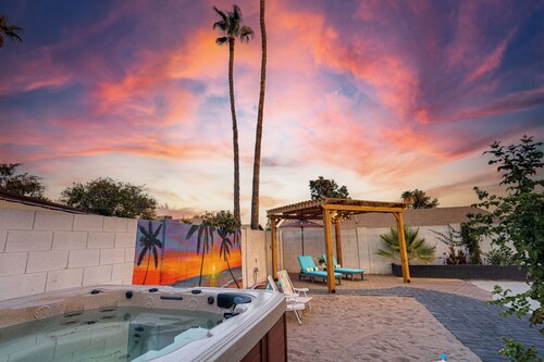 Sun-Kissed Delight. 3 King Bedrooms! Sparkling Pool and Hot Tub. Family Bunk Room!