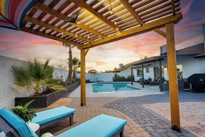 Pool - Sun-Kissed Delight. 3 King Bedrooms! Sparkling Pool and Hot Tub. Family Bunk Room! (Chandler)