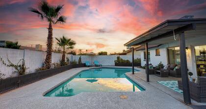 Sun-Kissed Delight. 3 King Bedrooms! Sparkling Pool and Hot Tub. Family Bunk Room!