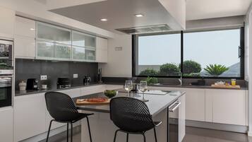 KylskÄp, mikrovÄgsugn, ugn och spishÀll