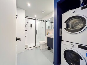 Douche, séchoir à cheveux, serviettes fournies