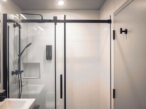 Dusche, Haartrockner, Handtücher