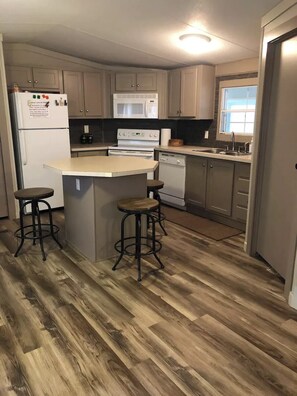 ثلاجة، ميكروويف، فرن، موقد طهي مسطح