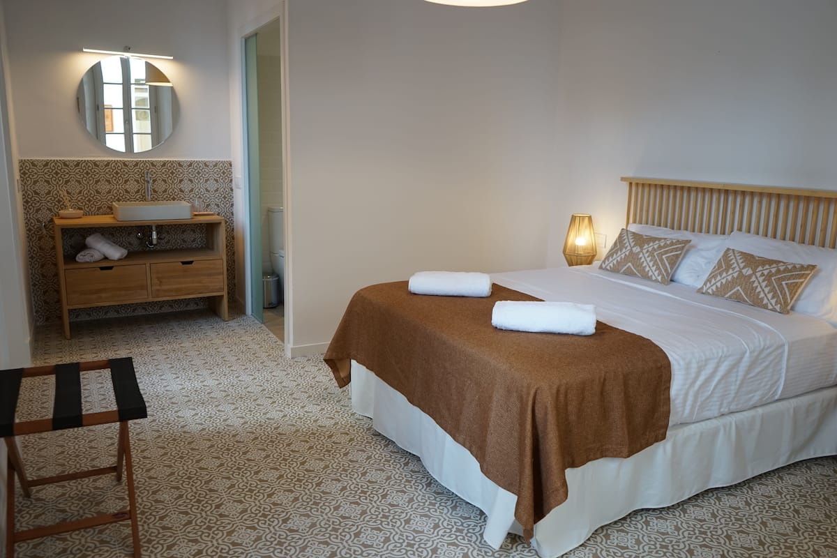 Superior kamer, 1 queensize bed, uitzicht op stad | 1 slaapkamer, geluiddichte muren, gratis wifi, beddengoed