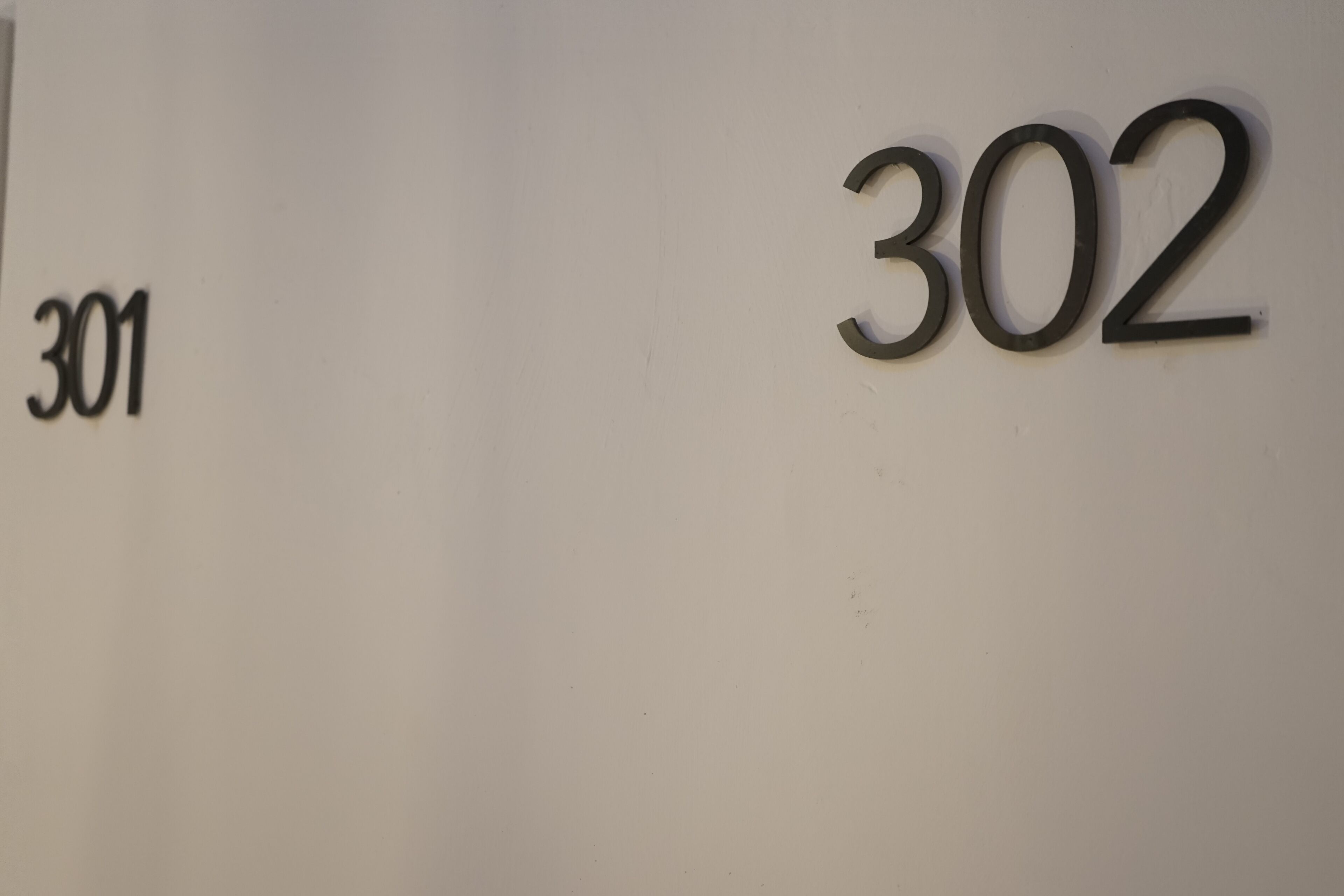 Una pared con los números 301 y 302.