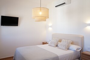 Chambre supérieure, 1 grand lit, vue sur la ville | Système d’insonorisation, accès au Wi-Fi (inclus), literie fournie