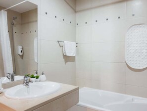 Badewanne, Haartrockner, Handtücher