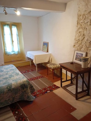 2 quartos, ferros/tábuas de passar roupa, roupa de cama