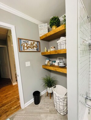 Interior - Cozy Mid Century Modern Home Near Downtown (East Point)