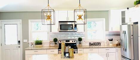 雪櫃、微波爐、焗爐、爐具