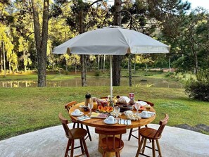 Outdoor dining - Chalé com Lareira Lago e Área Churrasco (Campos do Jordão)