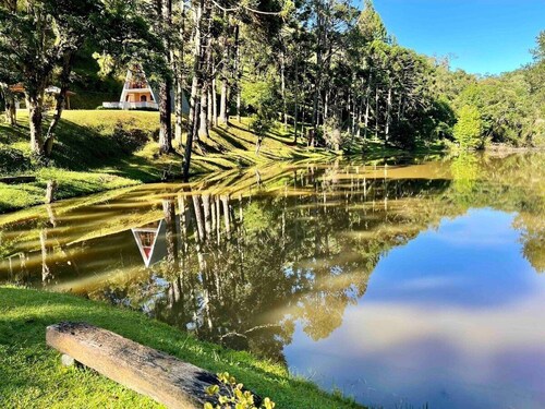 Chalé com Lareira Lago e Área Churrasco