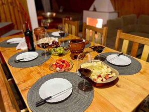 Dining - Chalé com Lareira Lago e Área Churrasco (Campos do Jordão)