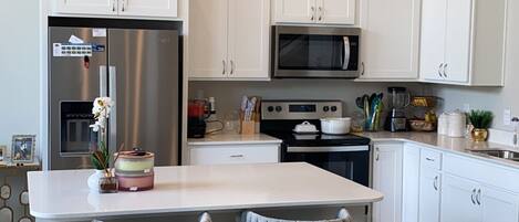 Kjøleskap, mikrobølgeovn, ovn og kokeplater