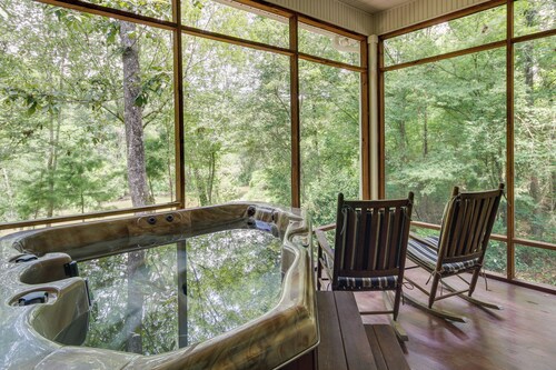 Waterfront Loranger Cottage: Hot Tub, Deck & Grill