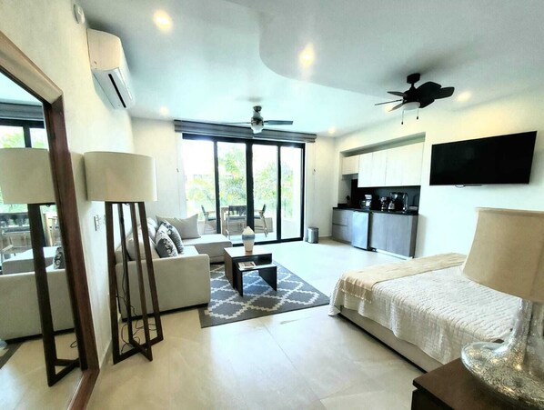 Premium Studio | Living area | 43-inch Smart TV with satellite channels - Villa Dahlia Estudio a metros del mar (San Francisco)