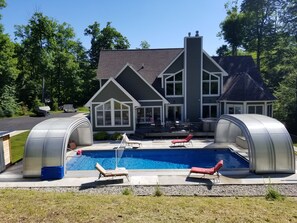 Pool - Elegant 2 King Bedroom Apt (Traverse City)
