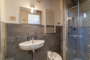 Shower, bidet - GuestHost - Cozy apartment of 40sqm able to accommodate 2 people.Located on the third floor, of four total, with elevator (not suitable for the disabled).There are 10 steps to access the elevator.The apartment is located about 15 minutes walk from Termin (Roma)