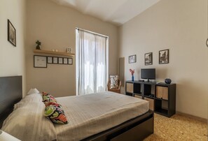 1 bedroom - GuestHost - Cozy apartment of 40sqm able to accommodate 2 people.Located on the third floor, of four total, with elevator (not suitable for the disabled).There are 10 steps to access the elevator.The apartment is located about 15 minutes walk from Termin (Roma)