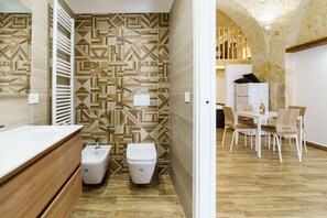 Douche, sèche-cheveux, bidet, serviettes fournies