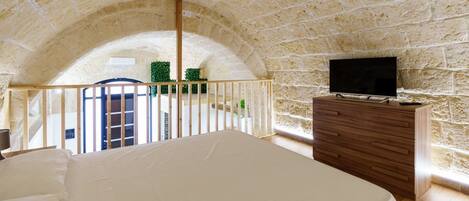 Iron/ironing board, internet, bed sheets