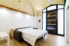 Tabla de planchar con plancha, internet y ropa de cama 
