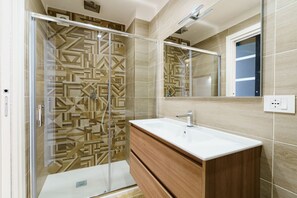Shower, hair dryer, bidet, towels - GuestHost - Scaringi Central Apartment (Trani)