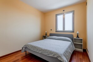 3 chambres, fer et planche à repasser