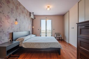 3 habitaciones y tabla de planchar con plancha