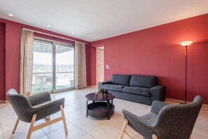 Una televisión de pantalla plana