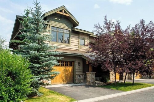 Cozy Home steps from Town Center, with a Stunning View of the Mountains!